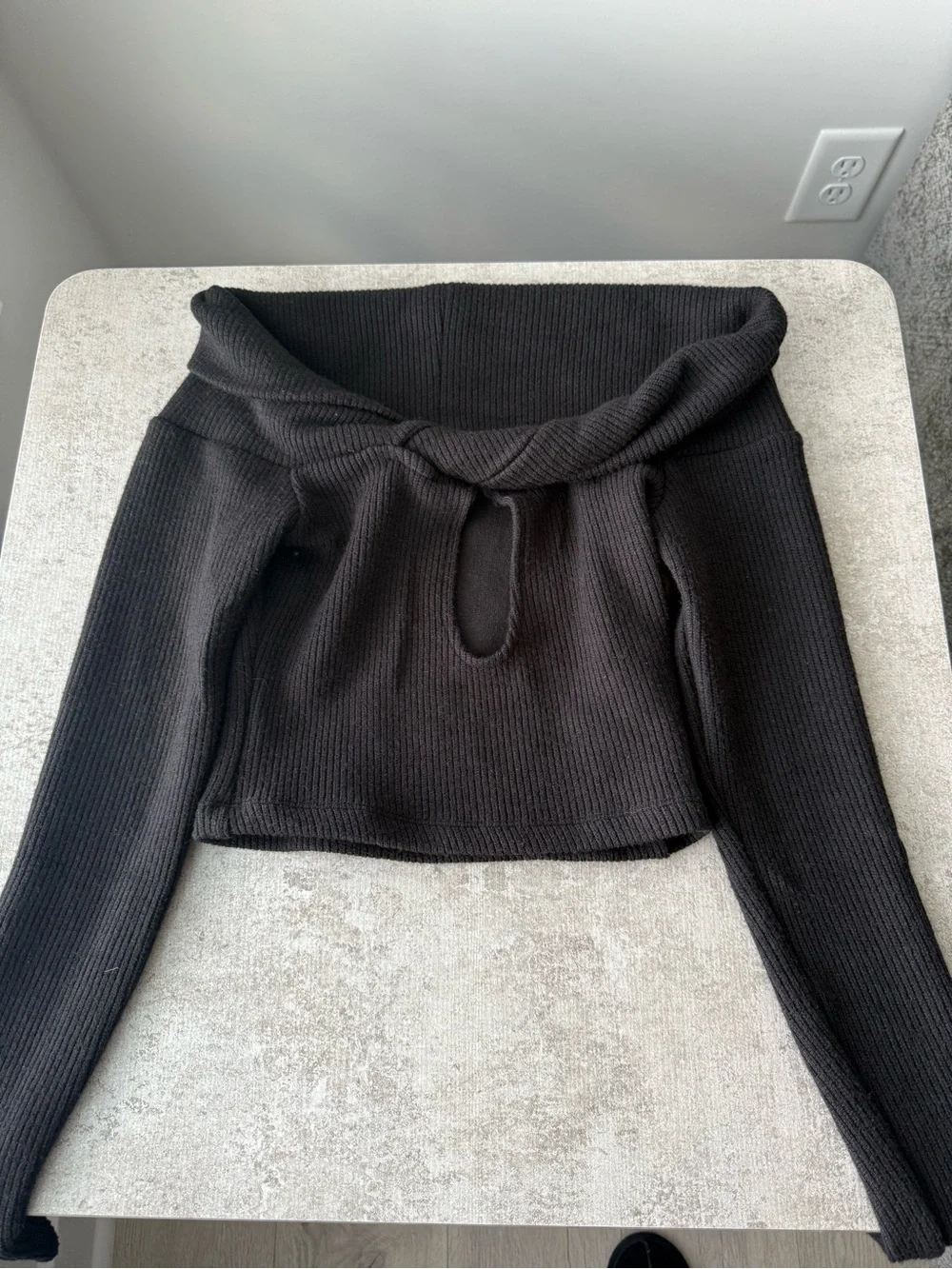 Off-Shoulder Black Ribbed Cropped Top with Front Keyhole - Picture 3 of 4